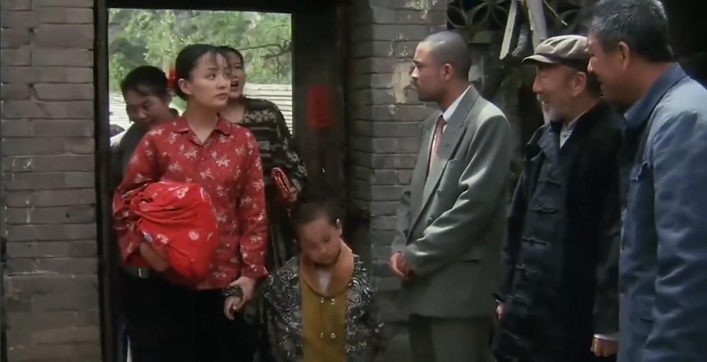 农村女人被家暴老人拿出两百万,农村女人被家暴老板拿出200万