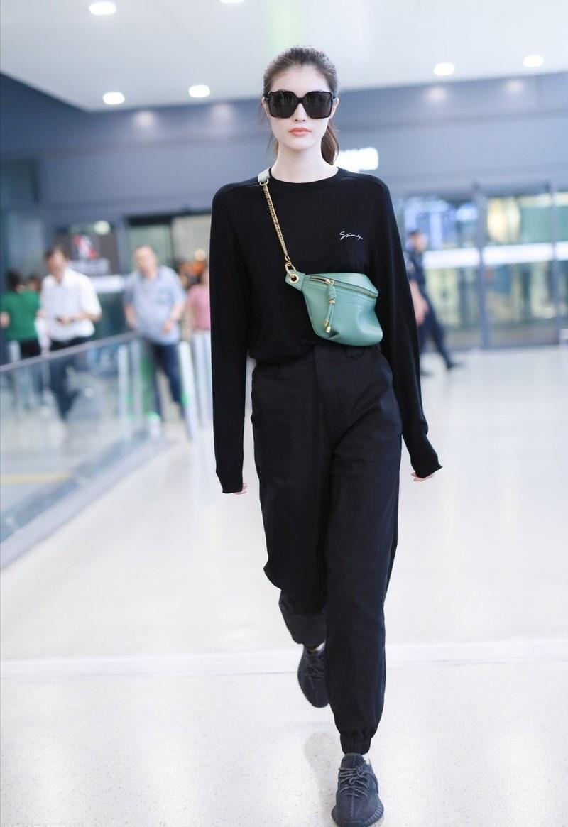 斜挎包包时髦且减龄,真正的时尚包包