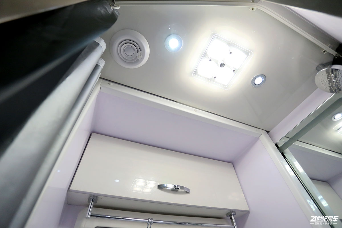 最新国产依维柯欧胜四驱房车,依维柯欧胜6.5吨悬挂