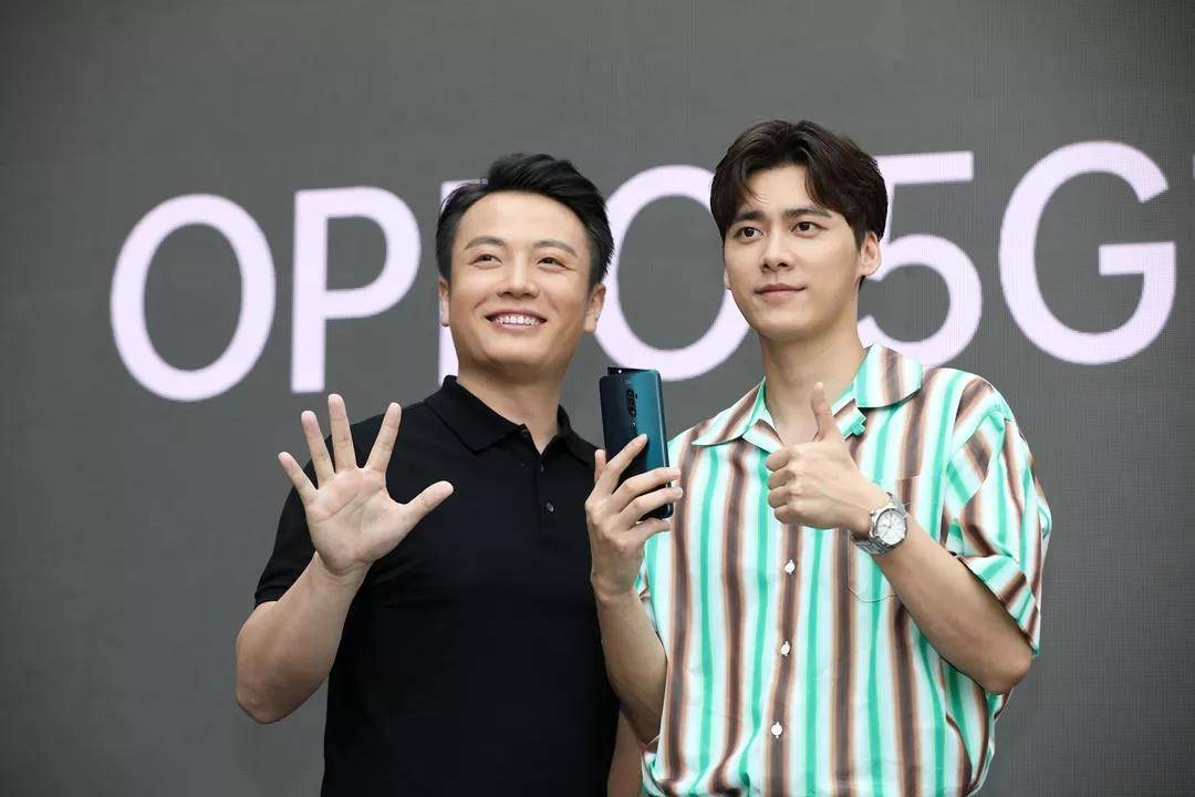 怎么*拍偷**小哥哥不被发现?Reno用户脑洞大开,10倍变焦玩出新花样