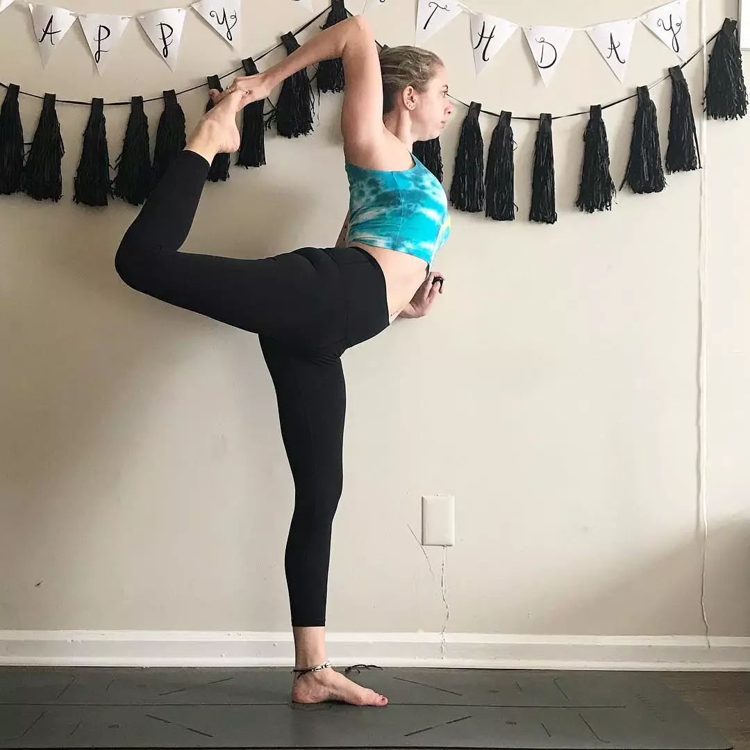 经典波点裙轻松演绎时髦复古风,凯特王妃红色经典波点连衣裙