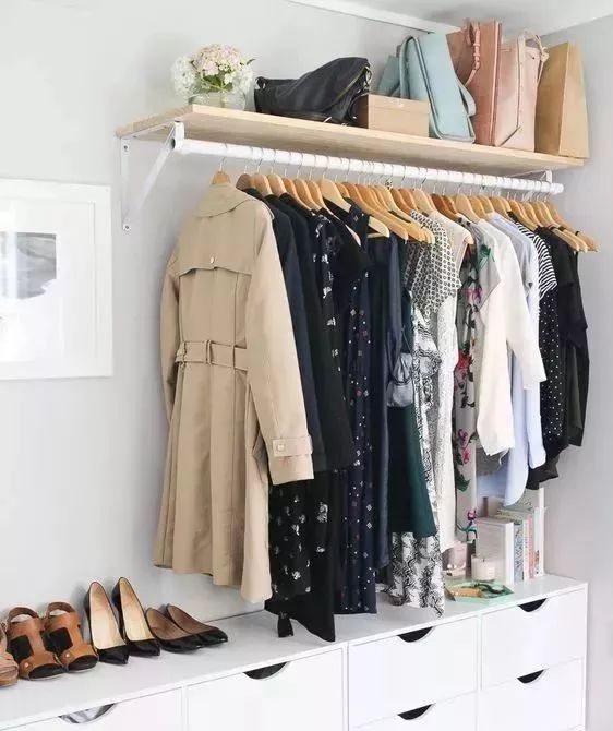 衣服皱皱的没有熨斗怎么让它平整,有折痕的衣服怎样弄平整