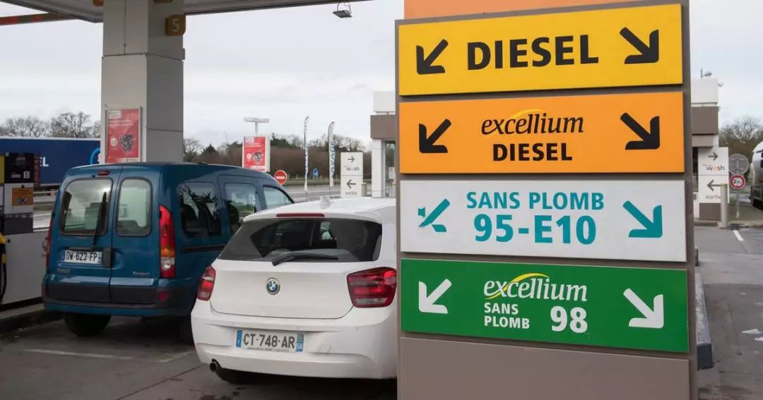 法国28万人*威示***行游**,他们因为油价太贵围堵了总统府?