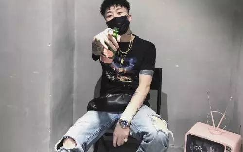 他是红花会的幕后“大管家”,音乐和生意做到了两开花