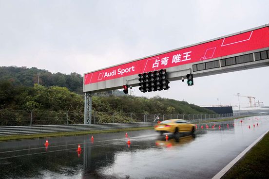 到底奥迪的quattro四驱系统是什么鬼，能有如此强大的性能呢？