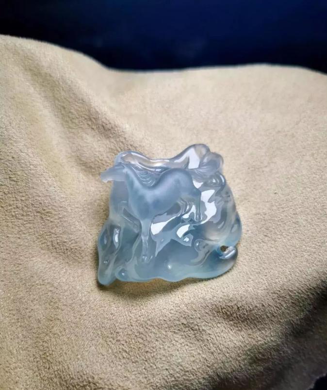 开窗已是满色的翡翠原石,翡翠原石假皮开窗表现图片