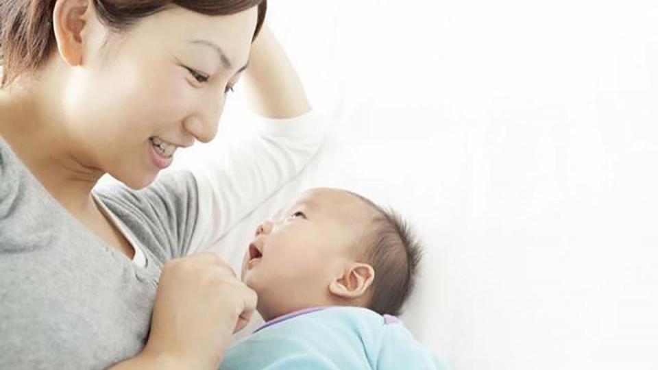 婴儿哭闹非要抱着走动怎么缓解,婴儿为什么一放下就哼唧