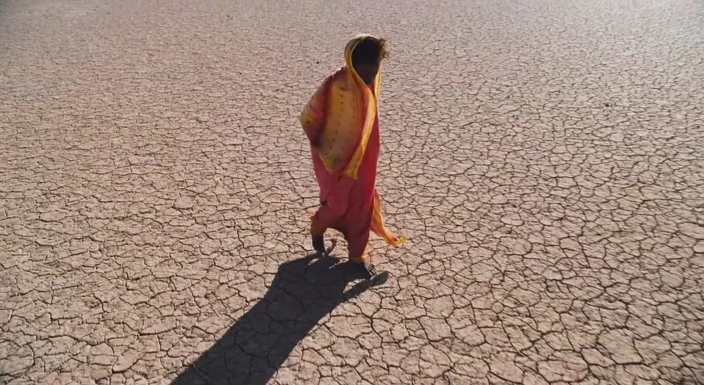 逃离非洲的黑人女名模揭露比中国古代女人裹脚更残忍的女性割礼