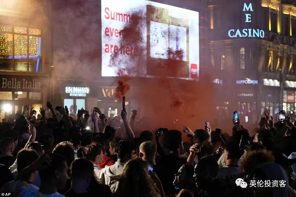 英格兰进球球迷疯狂欢呼,英格兰球迷疯狂庆祝淘汰德国