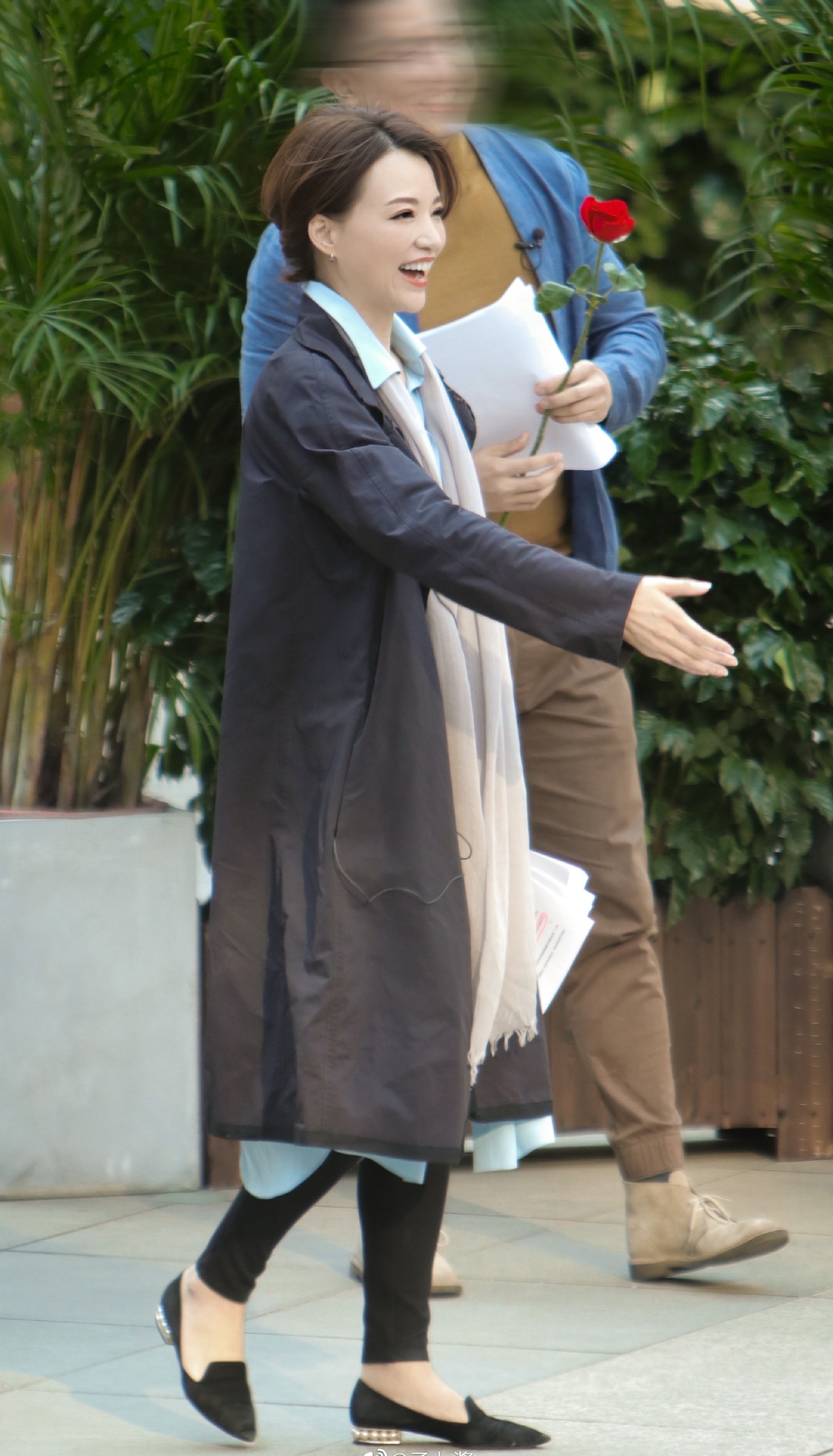 董卿复古短裙现身,董卿跟记者打招呼