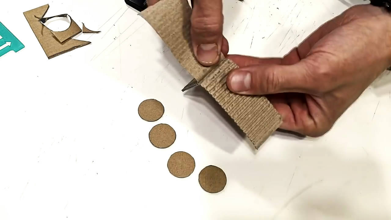 怎么做一个儿童纸板盒子机器人,用纸板做炫酷的机器人