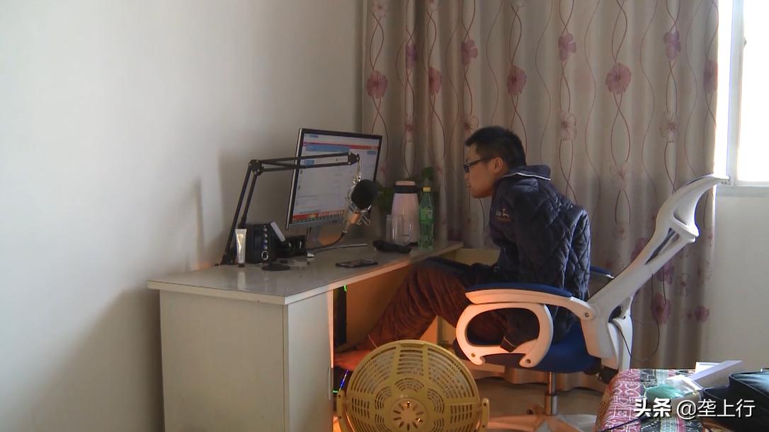 一日接百单，同时在淘宝、京东等多家网店工作！这位无臂客服小哥火了