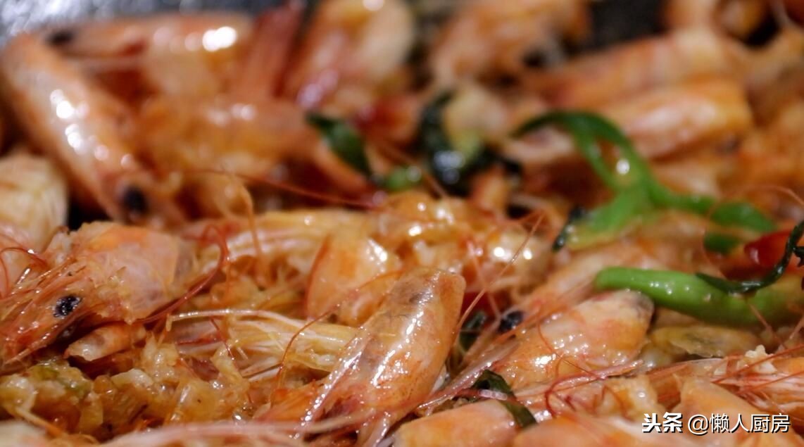 剥完虾仁,壳儿不要扔,这样简单一做,比浓汤宝还鲜,简单又好学