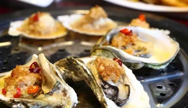 这些秘制的海鲜神店，把正宗烤蚬子、海蛎子刮回家