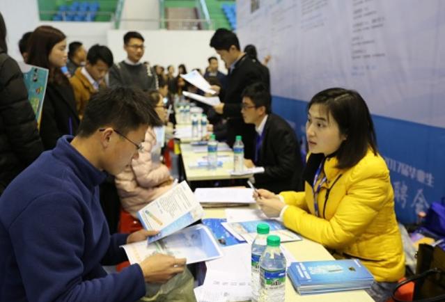 “我买了一双200元耐克鞋”,失去助学金,贫困生不配有好生活?