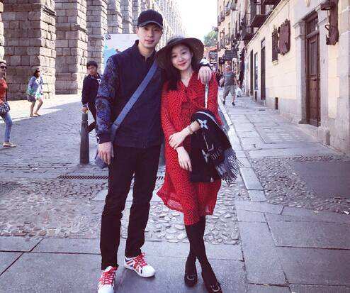 校花与马龙8年“地下情“，2人先生子后领证，网友：顺序不对