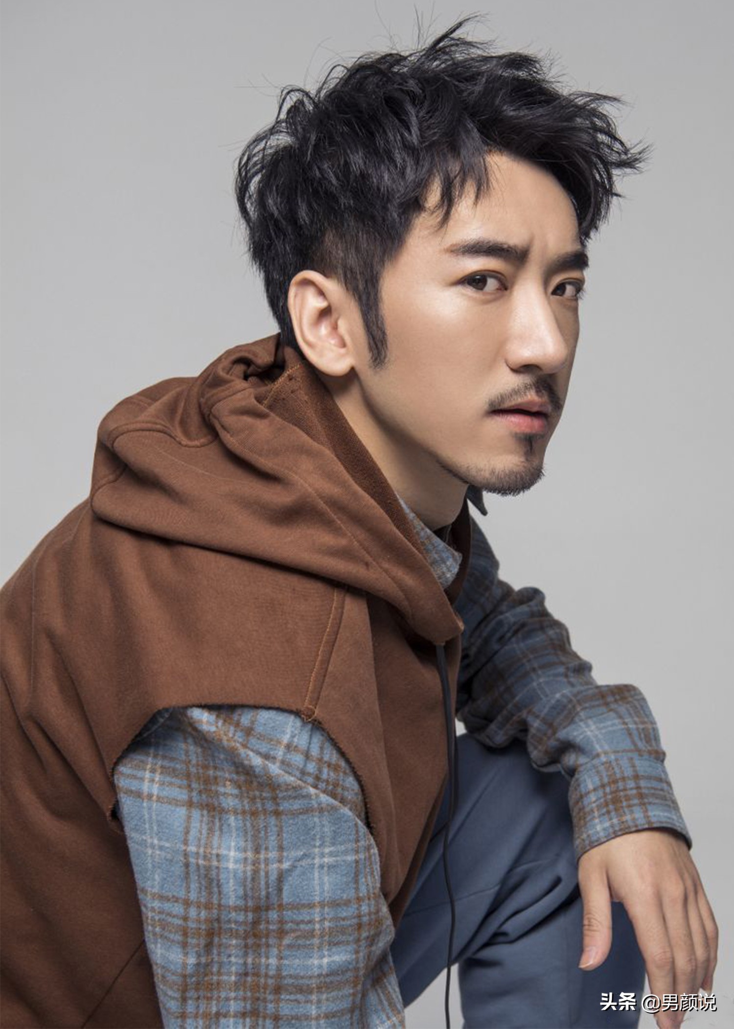 从话剧舞台走出来的雅痞型男,被赞演技精湛,网友却说他丑:无语