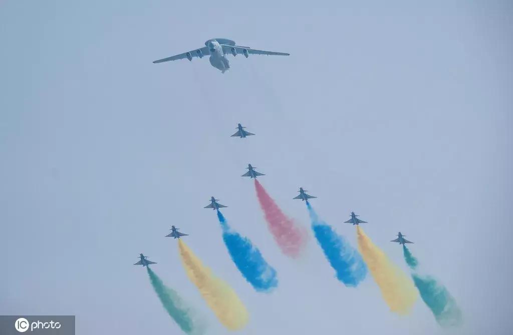 飞机拉的彩烟到底是什么?原材料曾经就在你家厨房