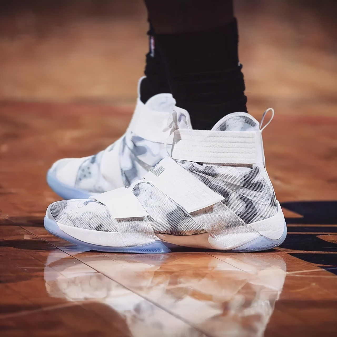 NBA球员上脚：老兵节配色的球鞋很酷，总冠军后卫签约李宁