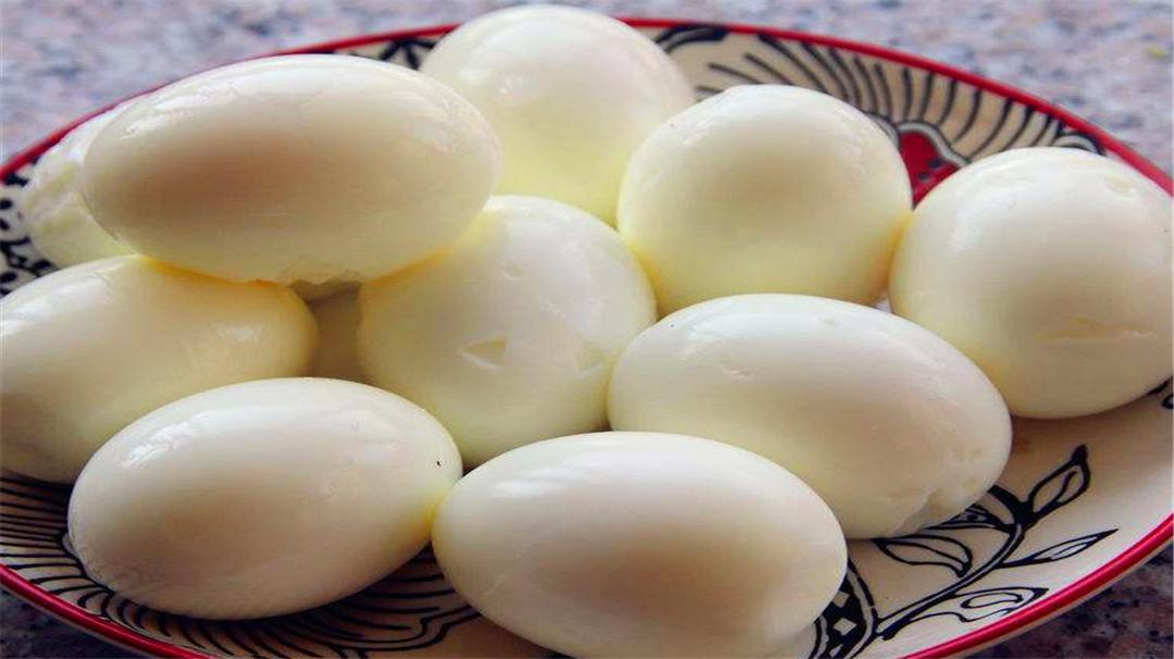 煮鸡蛋好剥壳的正确方法,煮鸡蛋不破壳的秘诀