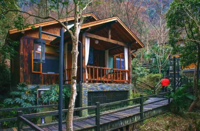 降温了一起去泡温泉,天气微凉正是泡温泉的好时候