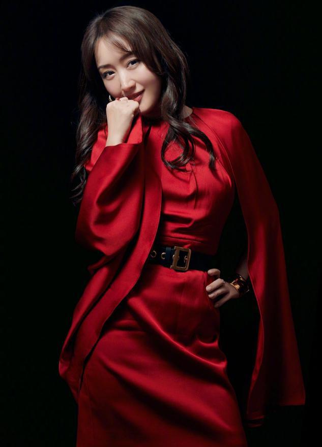 杨钰莹穿羽绒服的照片,杨钰莹穿搭夏天气质套装