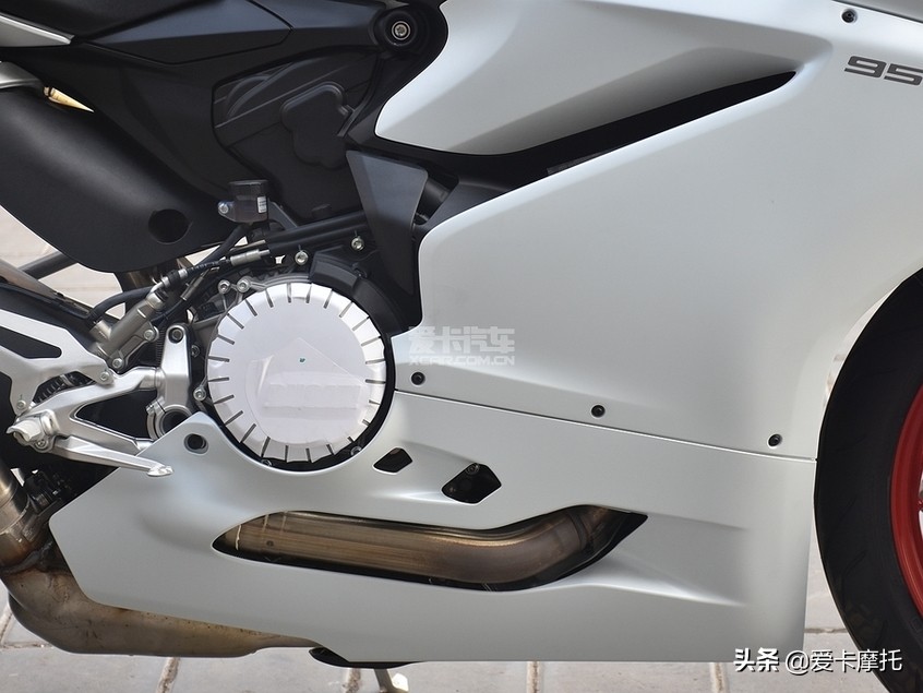 小姐姐骑着粉红色的仿赛摩托车,仿赛摩托车低座推荐