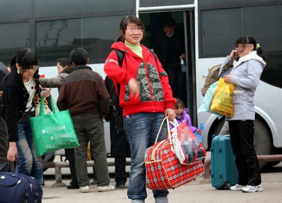 农村女孩进厂后遭领导电梯内“猥亵”,网友:别再说自己单身了