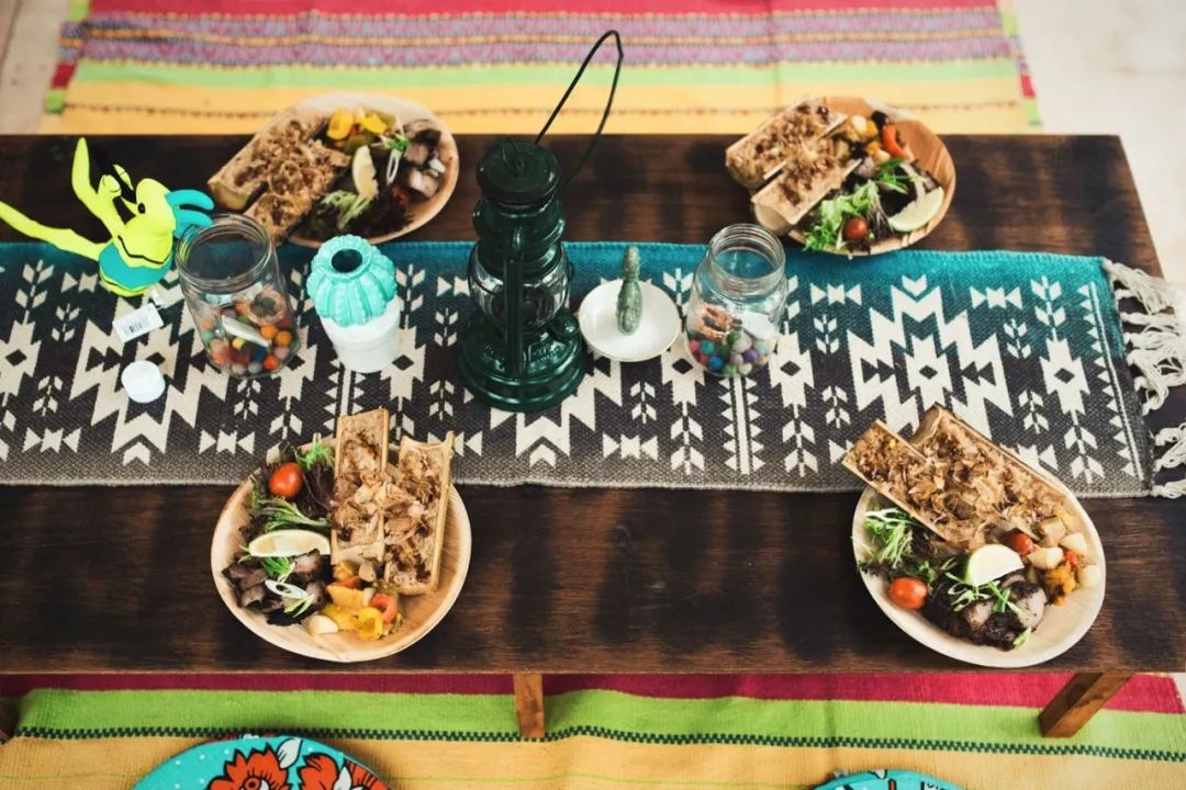 他把工作丢着，专找美景荒地吃饭：这是一天最好的时候