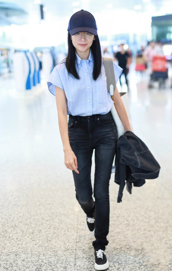 董洁简直了,衬衫非要加两个“灯罩”,竟将手臂衬得跟牙签一样细