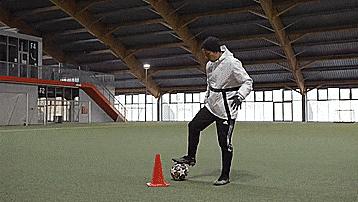 实况足球手机版花式过人技巧,五个过人小技巧