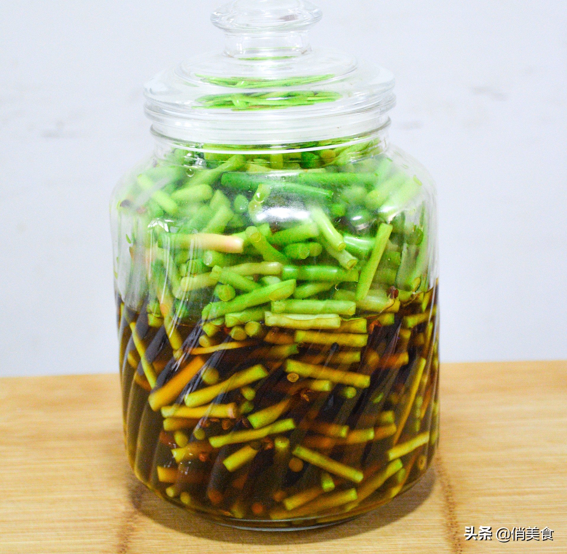 简单好吃的腌蒜苔,农村奶奶腌制蒜苔的家常做法