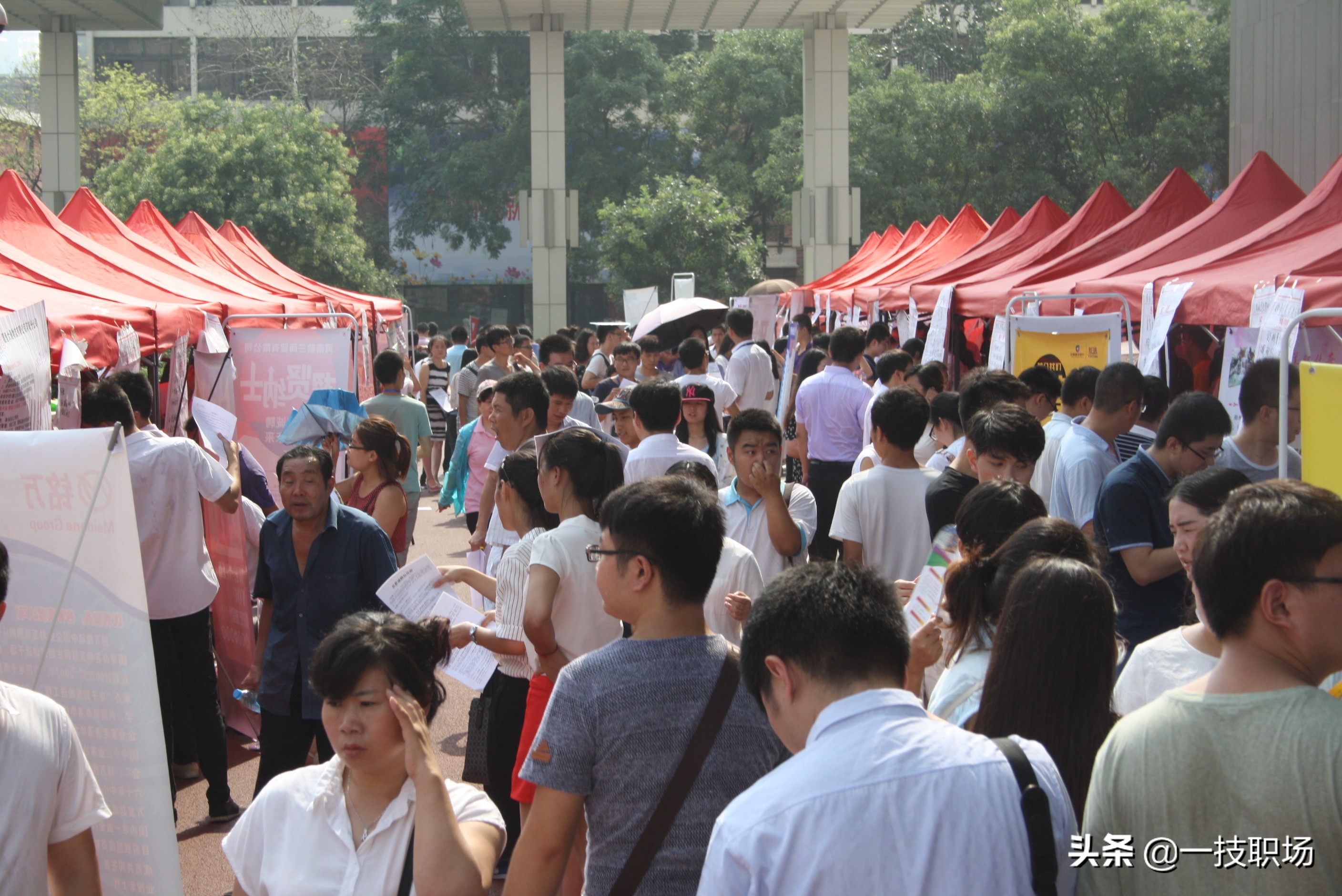 郑州春季应届毕业生招聘会,郑州大型招聘会提供近八千个岗位