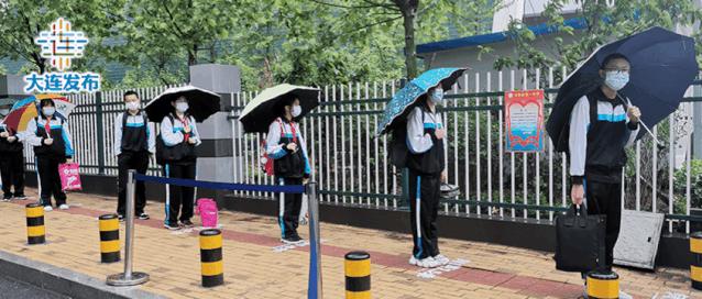 风雨中,“神兽”们返校了