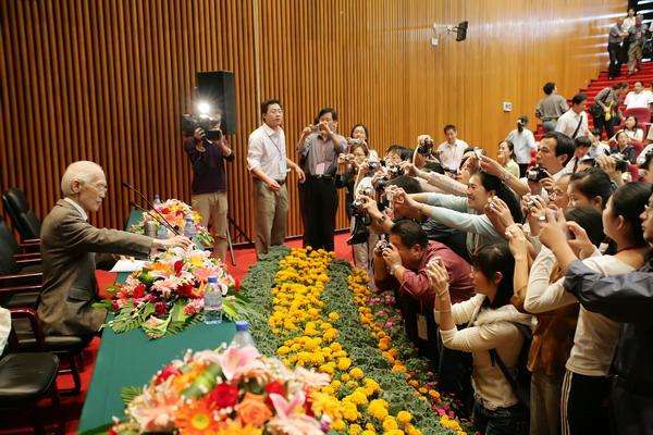 余光中批判朱自清,余光中事件