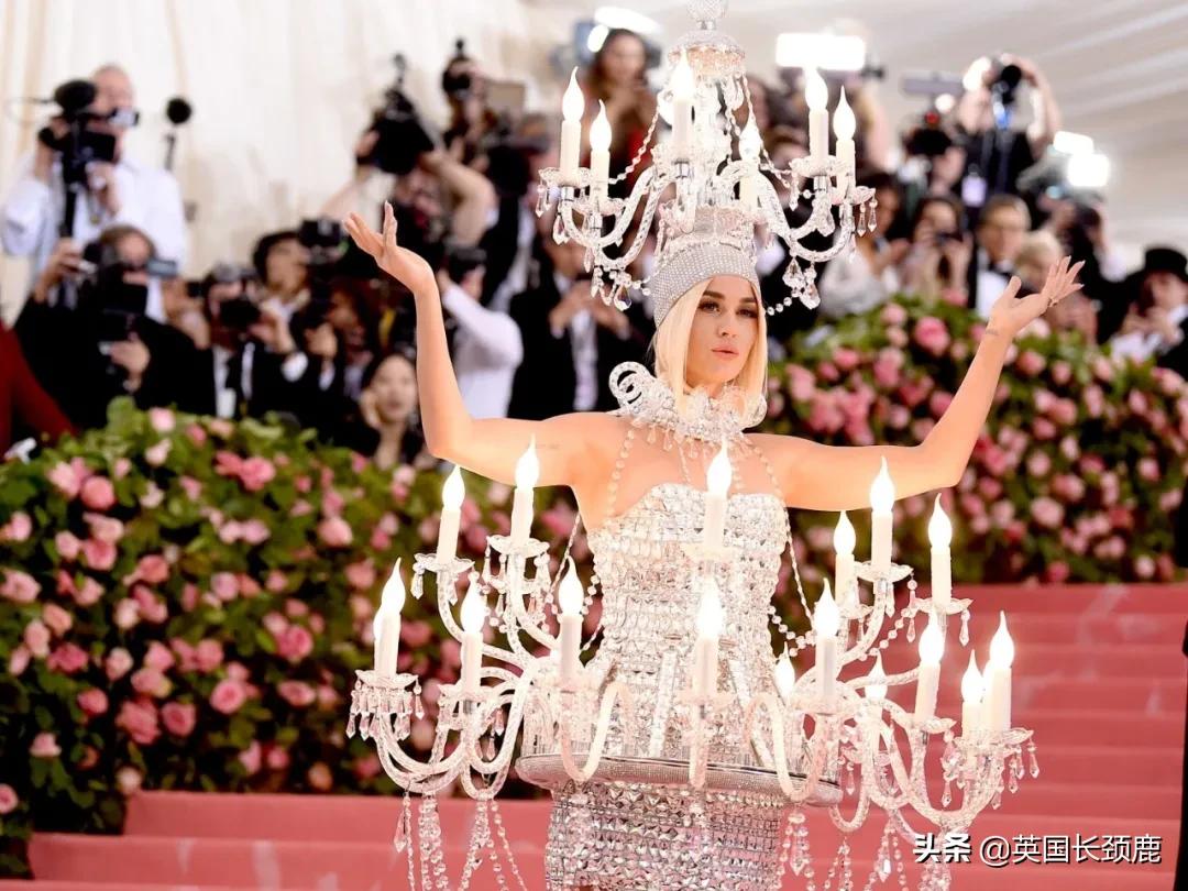 卡戴珊化身摄魂怪、碧梨赛白雪公主...今年METGALA妖魔鬼怪再出洞