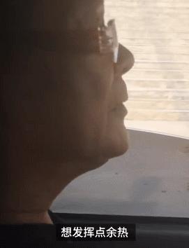 多男子手持长刀长棍打人后续,男子持刀被铁棍打