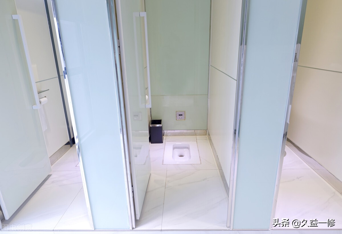 卫生间蹲便处向楼下渗水怎么维修,蹲便周围缝隙漏水怎么修