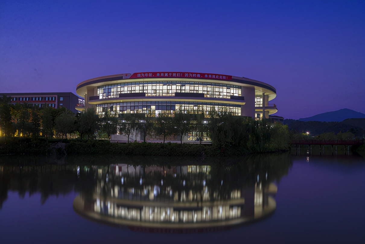 广东岭南职业技术学院上本科的人,广东岭南职业学院读成人大专好吗