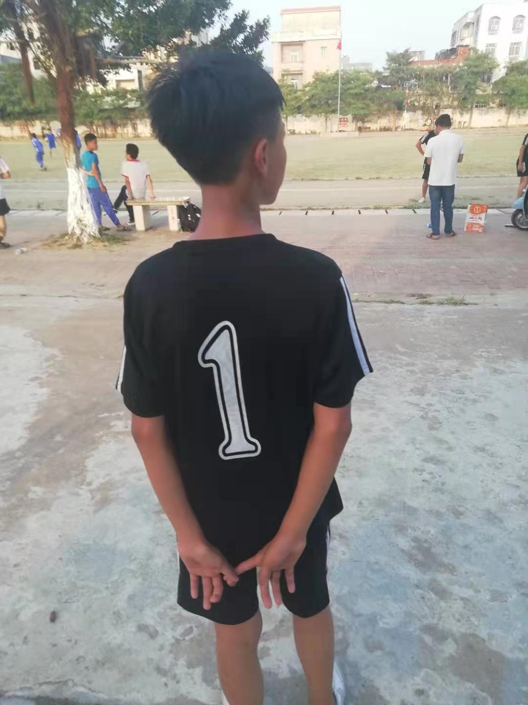 雷州企水足球赛七（6）班吴佳鹏两“进宫”3:2胜七（4）班