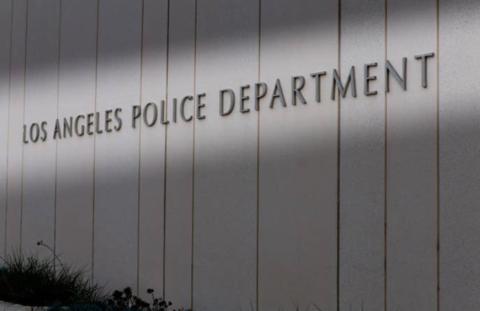 抚摸女性死者胸部被执法记录仪摄录！美国警察被停职调查