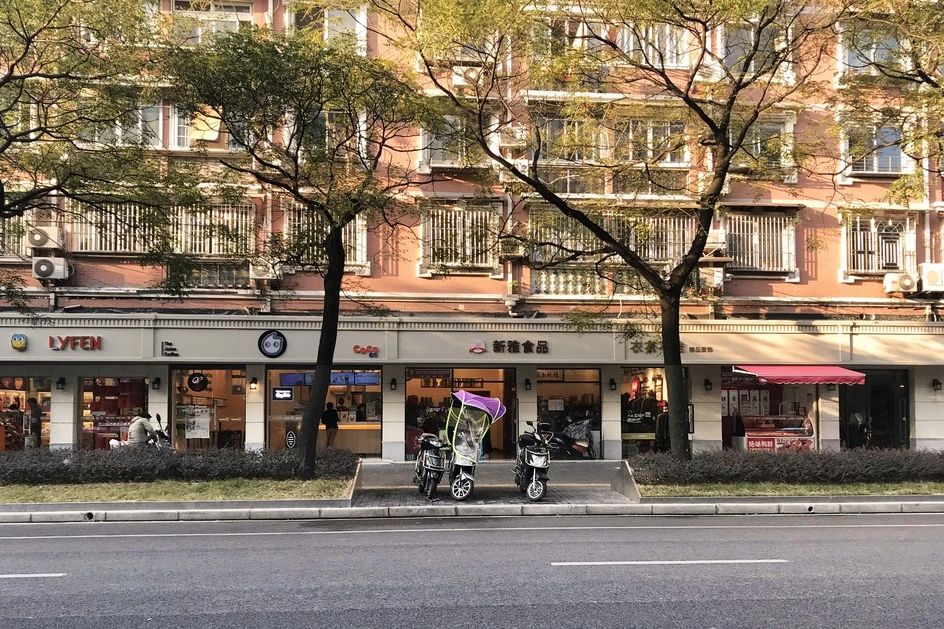 变美、变慢、变温柔,彭浦镇25条街集体宜人化是怎么做到的