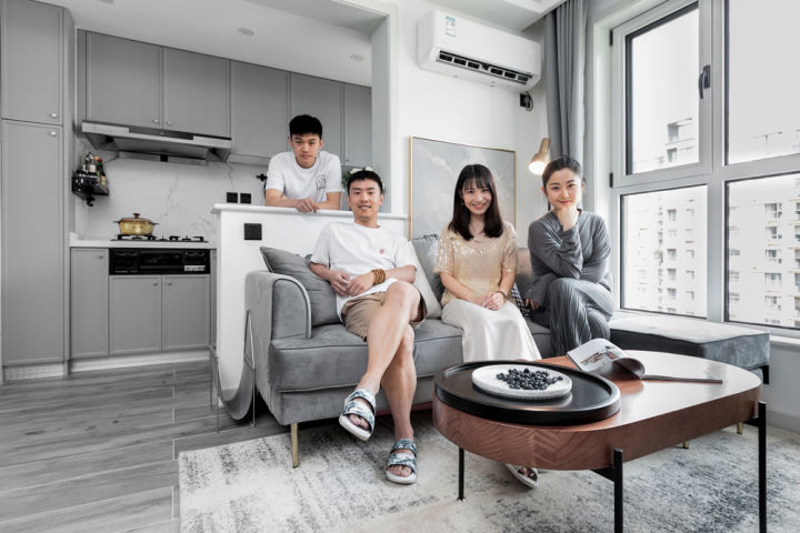 业主把家里收拾的井井有条,美女收拾家干净卫生