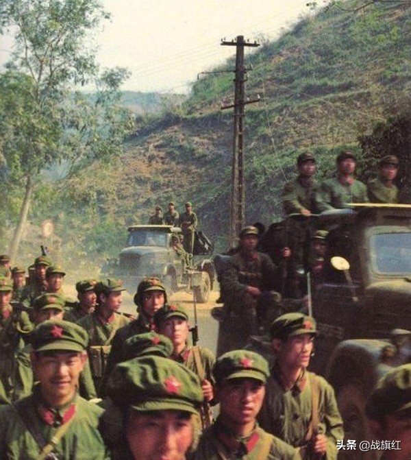 对越反击出征敬酒,对越反击参战老兵开车