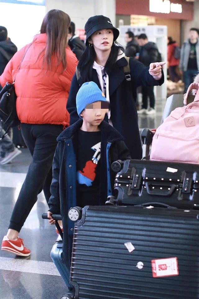 姚晨跟儿子在机场,小土豆呆萌的表情变潮男,这小嘴巴跟妈太像了