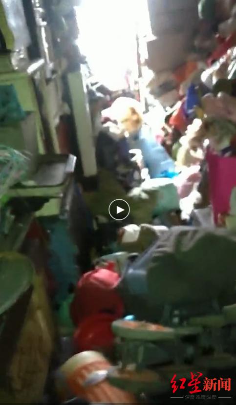 男子家中囤9车垃圾,上海一男子家里垃圾堆积如山