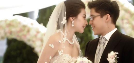 郭晶晶和霍启刚一家穿运动鞋,霍启刚陪郭晶晶玩滑板