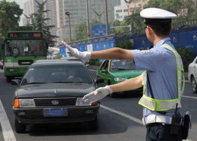 车上必须贴的标志有几个,车上要不要贴年检标志