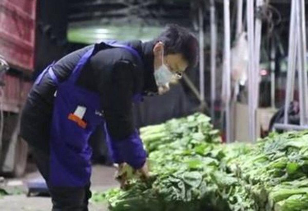 网上卖菜年入百万，80后大学生成就感爆棚，穷加班的打工人眼红了