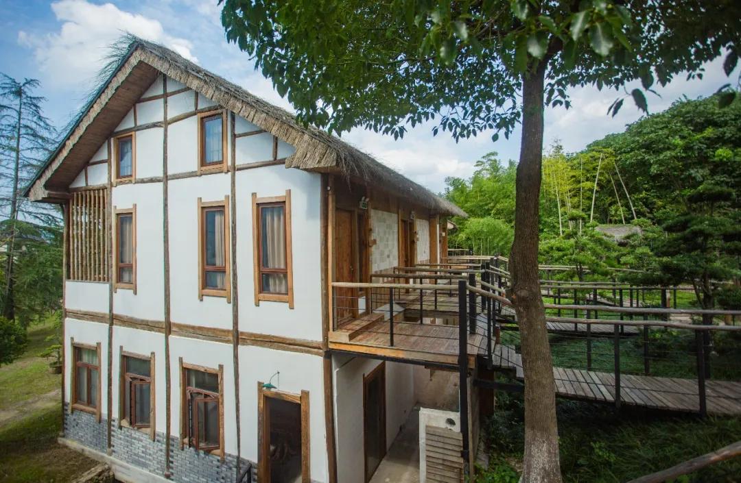莫干山原木风绿野仙踪花园民宿,莫干山桃坡探险乐园绿野仙踪